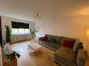 Immaculate 4-Bed House in Glasgow 3 beds